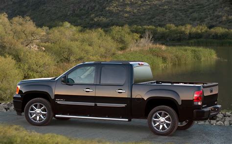 GMC Dealer Offers 5 Tons of Gas with Sierra Denali | TheDetroitBureau.com