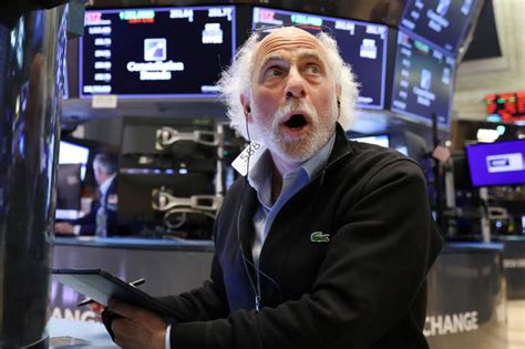 Dow falls 500 points as jobs report fuels rate-hike worries