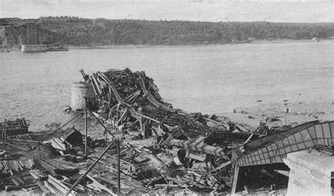 Quebec Bridge after the collapse, 29th August 1907 [740 × 435] : r/HistoryPorn