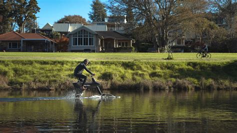 Manta5 SL3 pedal-electric hydrofoil sports a throttle and easier launches