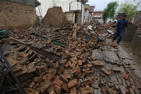 Authorities begin earthquake relief efforts in Pakistan