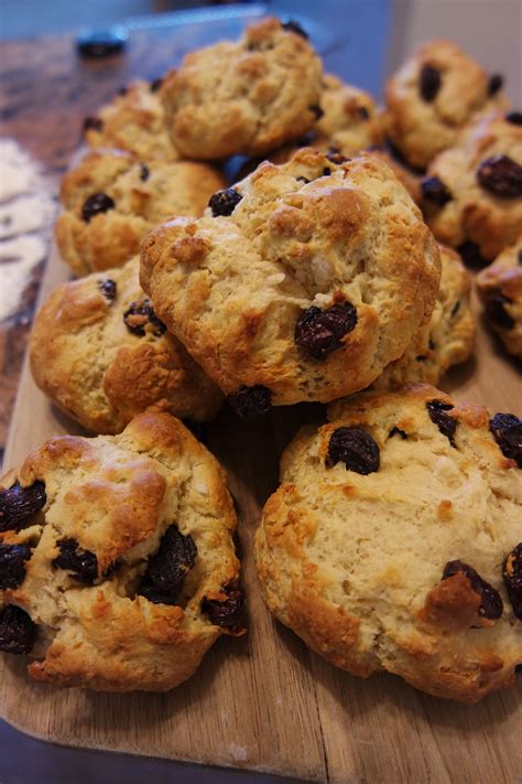 Simple Raisin Scones (But I doubled the recipe, and did 3 tbsp butter + 5 tbsp oil) | Raisin ...