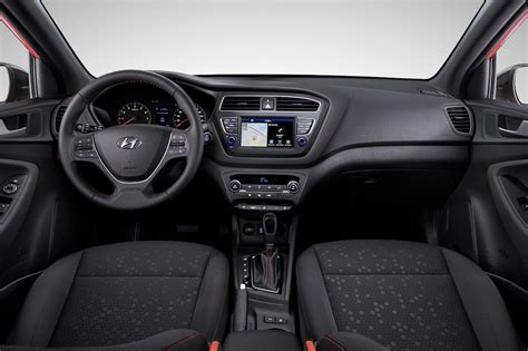 Euro-spec 2018 Hyundai i20 (facelift) interior dashboard