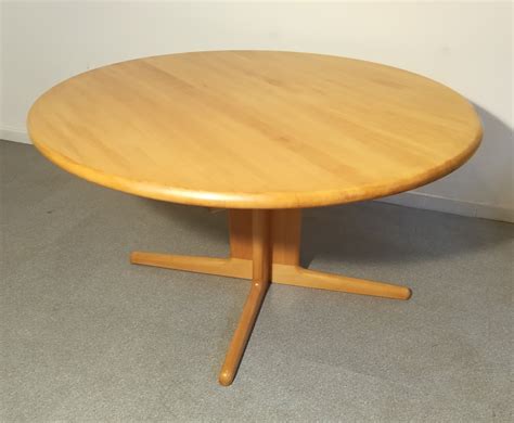 round wooden table - Small living room: Ideas for interior design and ...
