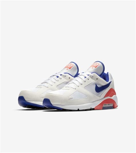 Air Max 180 ‚White & Ultramarine & Solar Red‘ – datum uvedení. Nike⁠ SNKRS