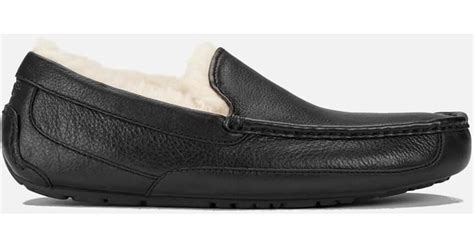 UGG Men's Ascot Leather Slippers in Black for Men - Lyst