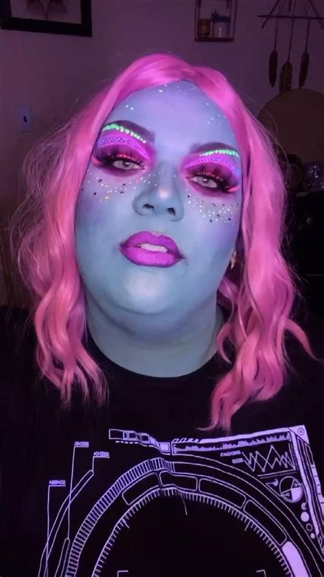 Doja Cat inspired alien makeup [Video] | Fantasy makeup, Halloween makeup, Halloween makeup tutorial