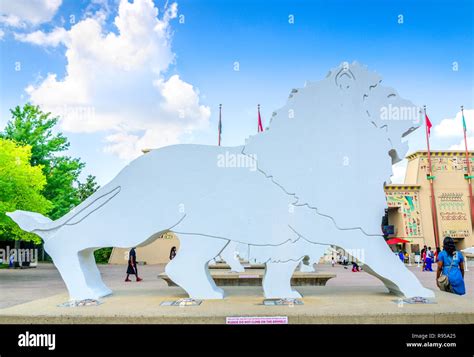 A concrete lion decorates the entrance to the Memphis Zoo, September 8 ...