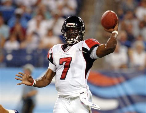 Look: Video Of Michael Vick's Football Throw Going Viral - The Spun