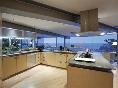 Contemporary Beach House with Transparent Glass Wall | DigsDigs