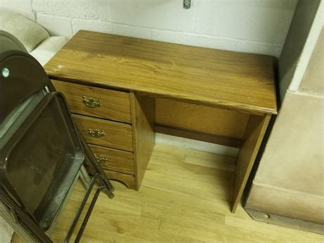 Tryans Online Auction & Auction Center - Small Wooden Desk