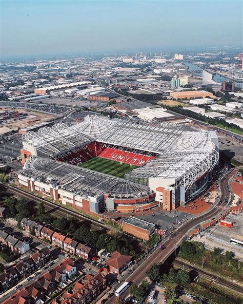 Tami Hernandez Kabar: Manchester United Stadion