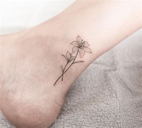 Aggregate 81+ black and white lily tattoo - in.cdgdbentre