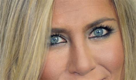 Jennifer Aniston Wore a Blue Smoky Eye! Like Out in Public! And She ...