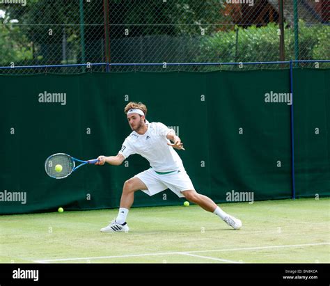 Daniel Evans playa a forehand at the Aegon tournament at The Northern Tennis Club, Didsbury ...