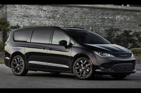 2018 Chrysler Pacifica Goes into Stealth Mode With New S Package