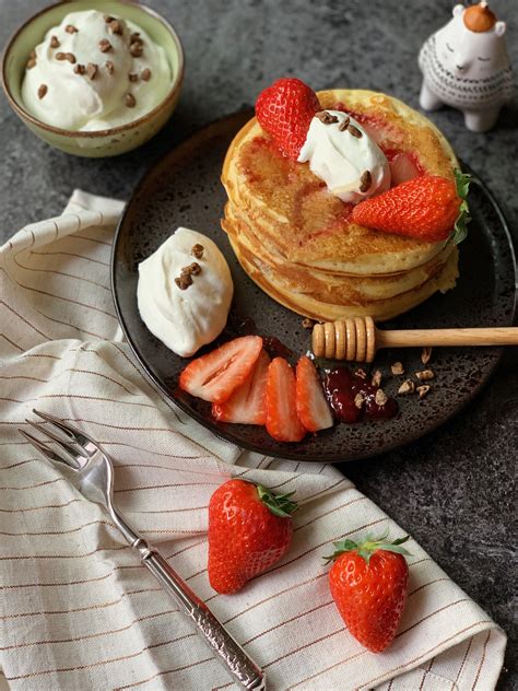 Pancakes sucrés aux fraises et à la farine d'épeautre - Un petit Oiseau dans la Cuisine