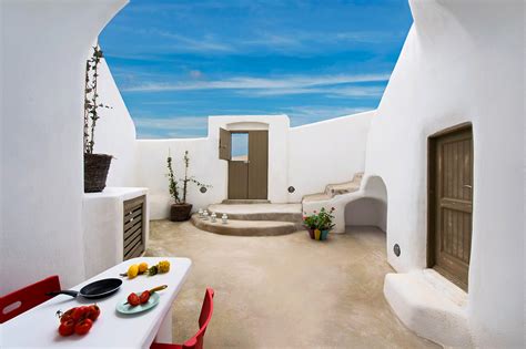 Cycladic Charm and Chic: The Small Architect’s House, Santorini