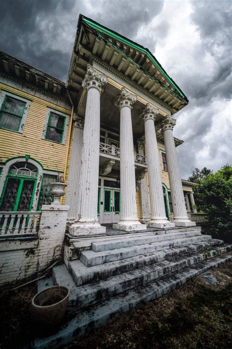 This Abandoned Alabama Mansion Looks Like the Home From "The Notebook"