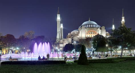 Night Istanbul. Sultanahmet square (Sultanahmet Meydanı) and around - Istanbul. Travels with ...