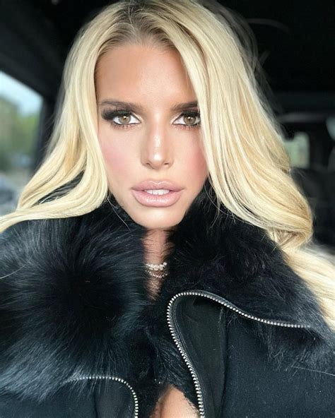 Jessica Simpson is 'aging backwards' in smoldering selfie