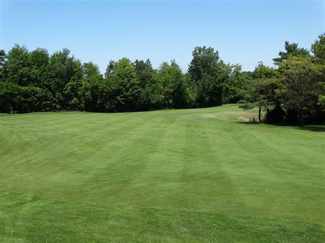 Golfing at Brentwood Golf Club & Banquet Center