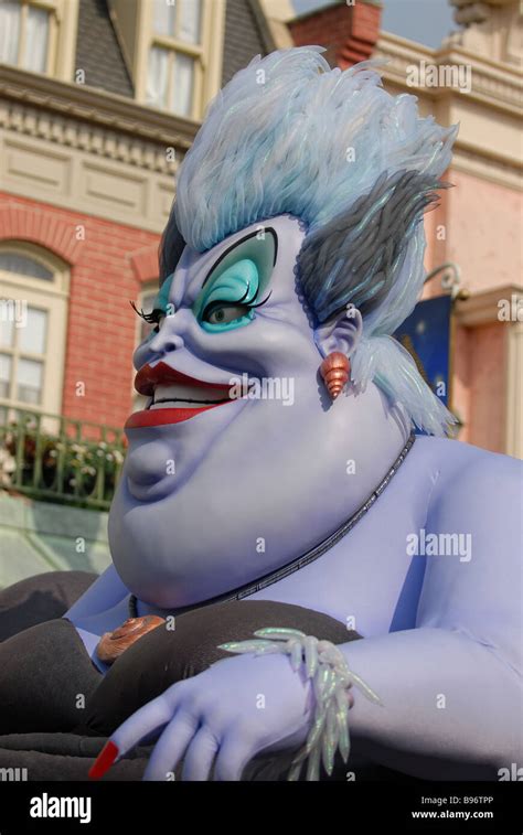 Ursula de la Sirenita película on Parade en Disneylandia París Fotografía de stock - Alamy