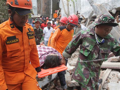 Indonesian earthquake death toll rises to 102 as rescue efforts continue | The Independent