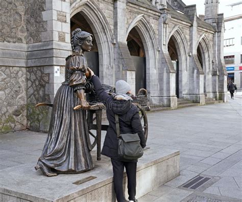 Molly Malone Statue is a Popular Tourist Attraction Editorial Image - Image of ireland ...