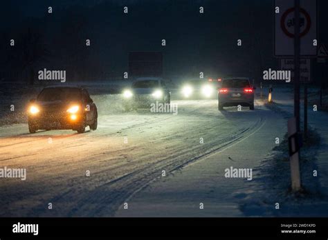 Winterwetter 18.01.2024 Hanau Wintereinbruch in Hessen, Autos fahredn ...