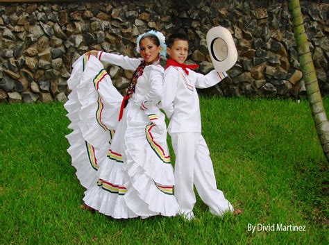 por favor eu preciso das fotos das roupas típicas de Honduras - brainly.com.br