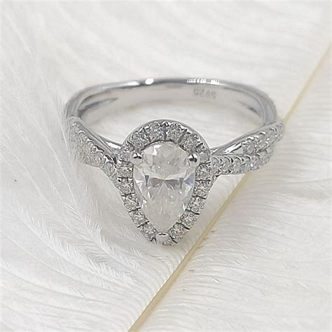 China Customized Pear Shaped Halo Moissanite Engagement Rings Suppliers, Manufacturers, Factory ...