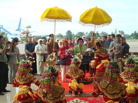 Sekapur Sirih Dance ~ Indonesian Traditional Dance