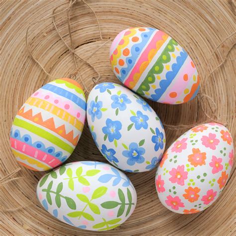 Decorating Easter Eggs using Chalkola markers