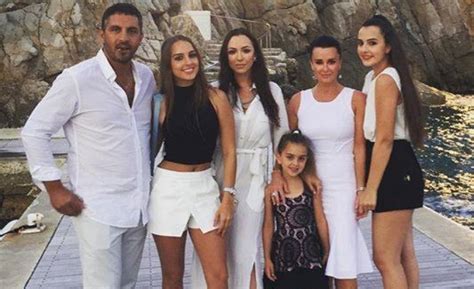 Kyle Richards Family Photos, Husband, Daughters, Net Worth - Chicksinfo.com