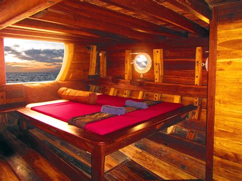 Sailing boat cabin : r/CozyPlaces