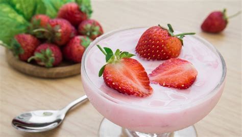 This strawberry Greek yogurt recipe is the healthiest dessert you’ll find this summer.-ये ...