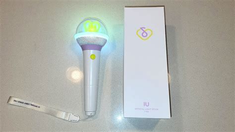 아이유 (IU) Official Lightstick I-KE (Version III) Unboxing + Using App - YouTube