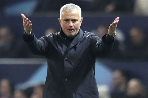 Watch Jose Mourinho's bizarre celebration after Marouane Fellaini's ...