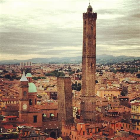 La torre Asinelli e`molto alto e antico. | Bologna italy, Bologna, Italy