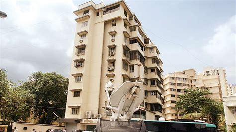 Fan climbs wall of Galaxy apartment to meet Salman Khan