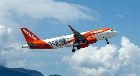 EasyJet Airbus A320neo Climbing On After Takeoff - AERONEF.NET