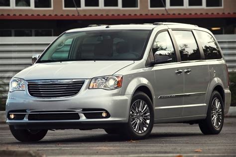 2014 Chrysler Town and Country Pictures - 279 Photos | Edmunds