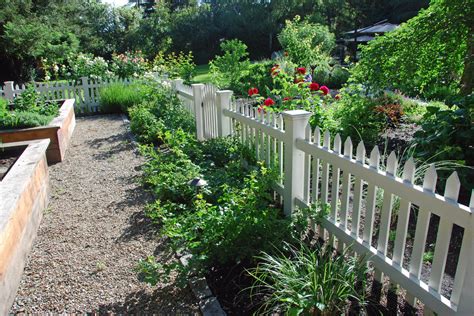 Stunning Traditional Picket Fence Garden Ideas : Furniture Ideas | DeltaAngelGroup