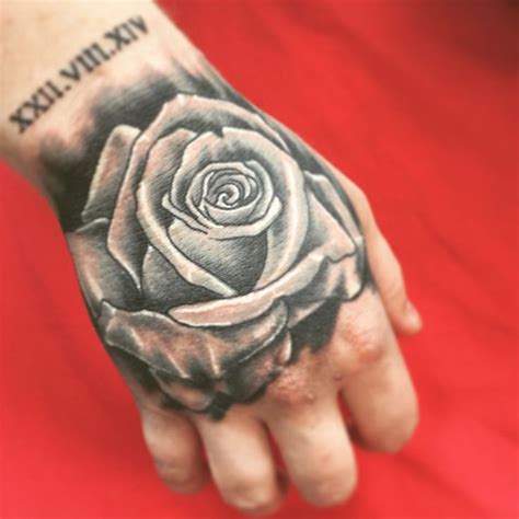 Rose hand tattoo. Men's tattoo. Child's name. By Beth … em 2020 (com ...