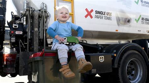 Garbage truck driver and two-year-old form friendship | Bendigo Advertiser | Bendigo, VIC