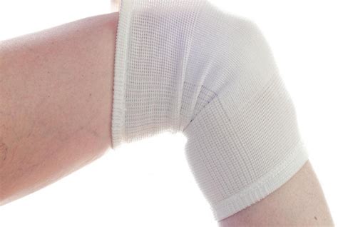 How do I Treat a Sprained Knee? (with pictures)