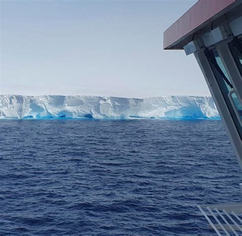 Antarctica: Three times the size of New York - A ship passes the ...