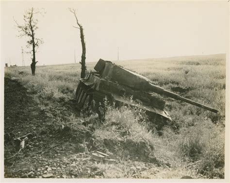 A knocked out German Tiger tank in Italy in May 1944 | The Digital Collections of the National ...