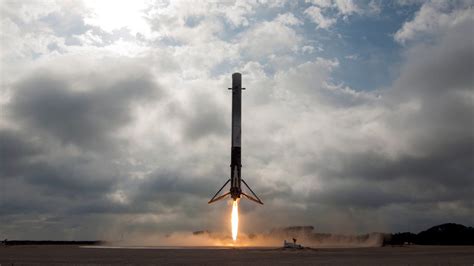 SpaceX's self-landing rocket is a flying robot that's great at math